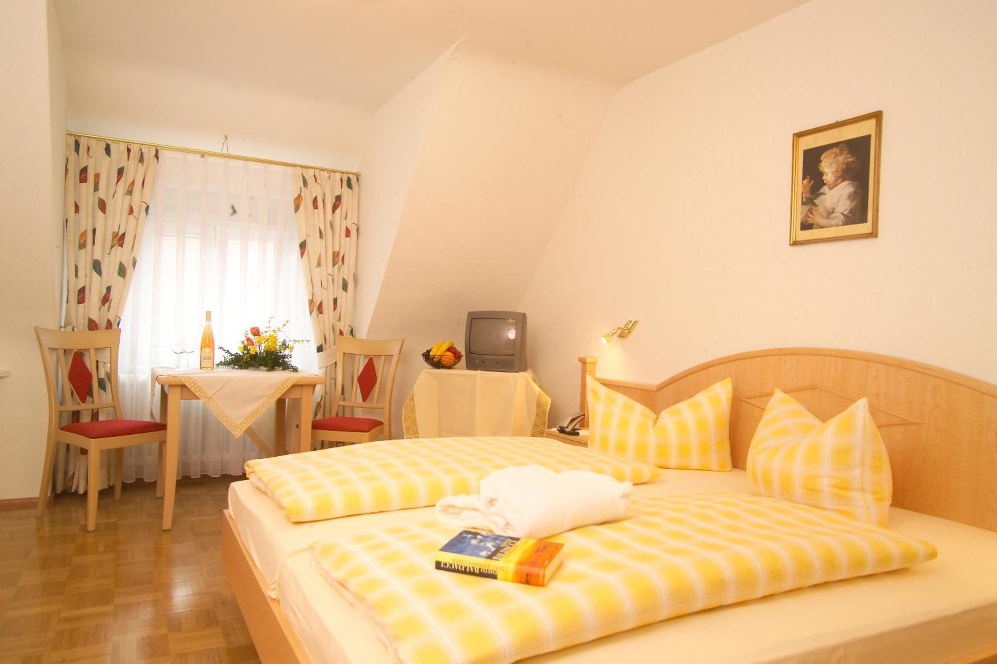 Gasthaus-Pension Zum Kreuz Stuhlingen Dış mekan fotoğraf